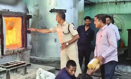 ராமநாதபுரம்: பல்வேறு வழக்குகளில் பறிமுதல் செய்யப்பட்ட கஞ்சா தீயிலிட்டு அழிப்பு ராமநாதபுரம்: பல்வேறு வழக்குகளில் பறிமுதல் செய்யப்பட்ட கஞ்சா தீயிலிட்டு அழிப்பு