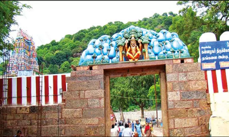 மதுரை: அழகர்கோவில் இரணியன்கோட்டைக்குள் வாகனங்கள் செல்ல தடை மதுரை: அழகர்கோவில் இரணியன்கோட்டைக்குள் வாகனங்கள் செல்ல தடை