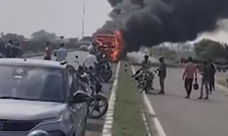 மதுரை அருகே குழந்தைகளை பள்ளிக்கு ஏற்றிச் செல்லும்... ... இன்றைய முக்கிய செய்திகள்.. சில வரிகளில்.. 21-11-2025 மதுரை அருகே குழந்தைகளை பள்ளிக்கு ஏற்றிச் செல்லும்... ... இன்றைய முக்கிய செய்திகள்.. சில வரிகளில்.. 21-11-2025