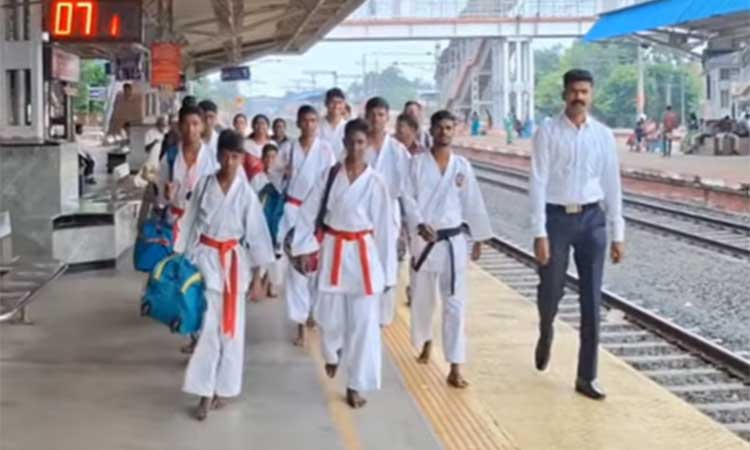 கராத்தே போட்டியில் வென்ற தமிழக மாணவர்கள்; ரெயிலில் வந்தபோது பதக்கம், சான்றிதழ்கள் திருட்டு