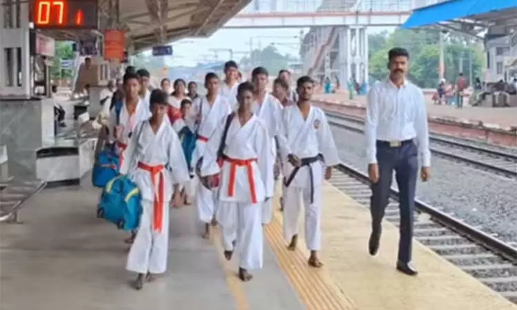 கராத்தே போட்டியில் வென்ற தமிழக மாணவர்கள்; ரெயிலில் வந்தபோது பதக்கம், சான்றிதழ்கள் திருட்டு