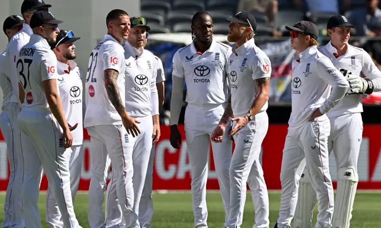 ஆஷஸ் முதல் டெஸ்ட்: பந்துவீச்சில் மிரட்டிய ஸ்டோக்ஸ்.. முதல் இன்னிங்சில் ஆஸி. திணறல்