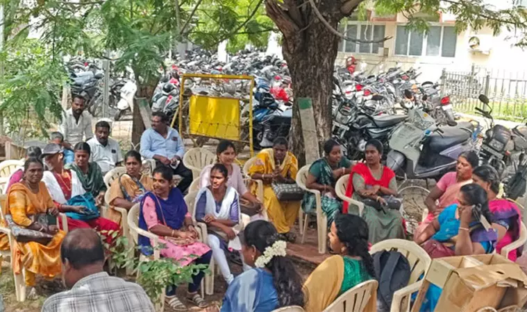 தூத்துக்குடியில் நில அளவை அலுவலர்கள் காத்திருப்பு போராட்டம்