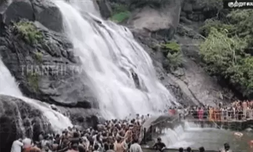 சீரான நீர்வரத்து:  குற்றால அருவிகளில் குளிக்க அனுமதி