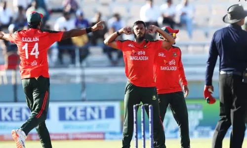 ஆசிய கோப்பை: சூப்பர் ஓவரில் இந்தியாவை வீழ்த்தி இறுதிப்போட்டிக்கு முன்னேறிய வங்காளதேசம் ஆசிய கோப்பை: சூப்பர் ஓவரில் இந்தியாவை வீழ்த்தி இறுதிப்போட்டிக்கு முன்னேறிய வங்காளதேசம்