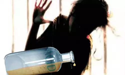 குடும்பத்தகராறில் ஆசிட் வீசி பெண் கொலை - கணவர் கைது