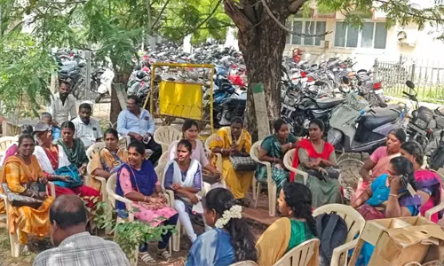 தூத்துக்குடியில் நில அளவை அலுவலர்கள் காத்திருப்பு போராட்டம்