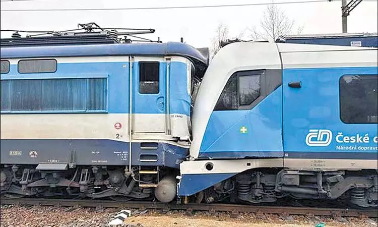 செக் குடியரசு நாட்டில் ரெயில்கள் நேருக்குநேர் மோதி விபத்து - 57 பேர் படுகாயம்