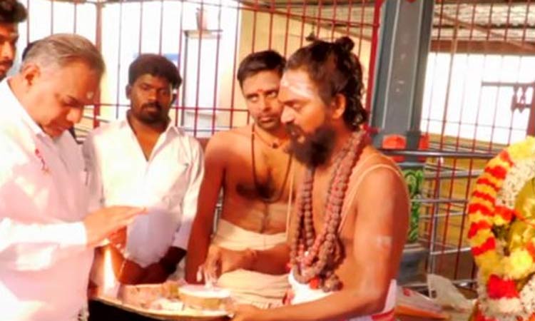 வல்லக்கோட்டை முருகன் கோவிலில் தவெக பொதுச்செயலாளர் ஆனந்த் சாமி தரிசனம்
