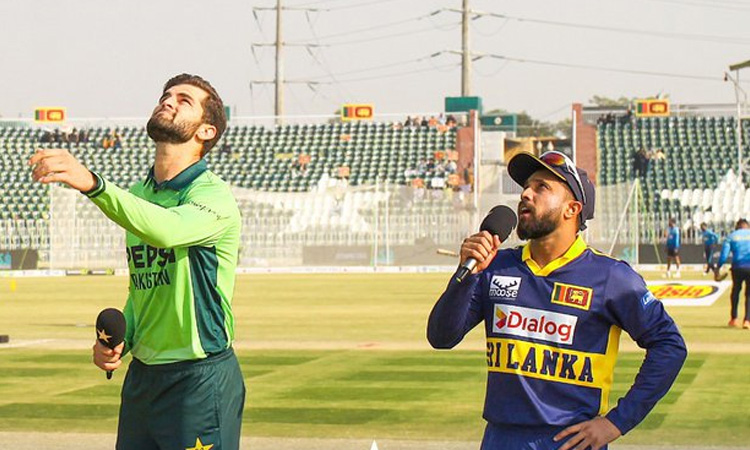 முத்தரப்பு டி20 தொடர்: பாகிஸ்தானுக்கு எதிராக இலங்கை பேட்டிங் தேர்வு