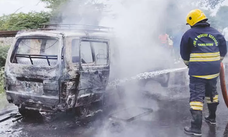 தஞ்சை அருகே கார் தீப்பிடித்து எரிந்ததால் பரபரப்பு