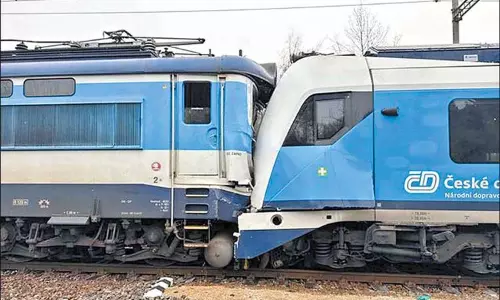 செக் குடியரசு நாட்டில் ரெயில்கள் நேருக்குநேர் மோதி விபத்து - 57 பேர் படுகாயம்