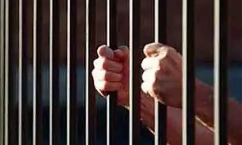 தங்கையிடம் பழகிய வாலிபரை குத்திக்கொன்ற அண்ணன் - 10 ஆண்டுகள் சிறை தண்டனை விதித்து கோர்ட்டு தீர்ப்பு