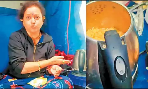 ரெயிலில் எலெக்ட்ரிக் கெட்டில் வைத்து நூடுல்ஸ் சமைத்த பெண் - ரெயில்வே நிர்வாகம் நடவடிக்கை