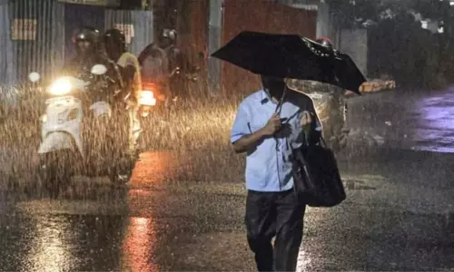 நெல்லை, தூத்துக்குடியில் வெளுத்து வாங்கும் கனமழை