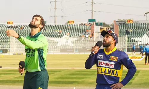 முத்தரப்பு டி20 தொடர்: பாகிஸ்தானுக்கு எதிராக இலங்கை பேட்டிங் தேர்வு