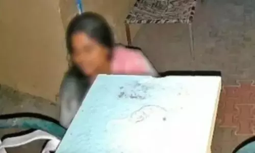 நள்ளிரவில் வீடு, வீடாக சென்று கதவை தட்டிய இளம்பெண்: போலீசார் விளக்கம்