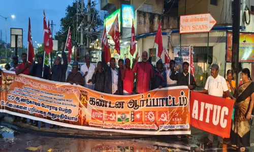 தொழிலாளர் விரோத 4 சட்டத் தொகுப்புகளை திரும்ப பெற வலியுறுத்தி கொட்டும் மழையில் ஆர்ப்பாட்டம் தொழிலாளர் விரோத 4 சட்டத் தொகுப்புகளை திரும்ப பெற வலியுறுத்தி கொட்டும் மழையில் ஆர்ப்பாட்டம்