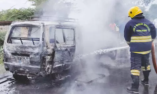 தஞ்சை அருகே கார் தீப்பிடித்து எரிந்ததால் பரபரப்பு