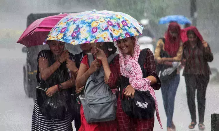 கனமழை: எந்தெந்த மாவட்டங்களில் இன்று பள்ளி, கல்லூரிகளுக்கு விடுமுறை.?