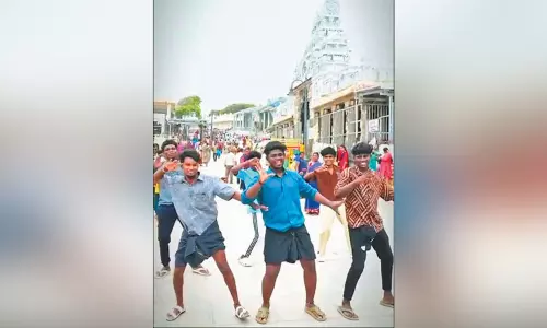 திருச்செந்தூர் கோவிலில் வாலிபர்கள் அத்துமீறல்: குத்தாட்டம் போட்டு ‘ரீல்ஸ்’ வெளியிட்டனர்