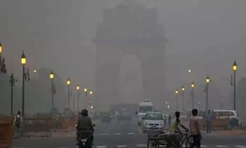 டெல்லியில் காற்று மாசு எதிரொலி: 50 சதவீத ஊழியர்கள் வீட்டில் இருந்து பணியாற்ற அரசு உத்தரவு