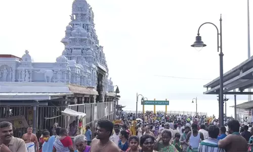 விடுமுறை தினம்: திருச்செந்தூரில் 3 மணி நேரம் காத்திருந்து தரிசனம் செய்த பக்தர்கள்