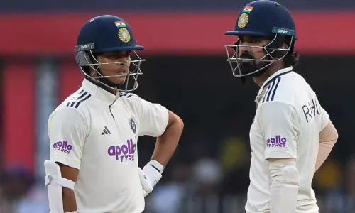 தென் ஆப்பிரிக்காவுக்கு எதிரான 2-வது டெஸ்ட்: 2-ம் நாள் முடிவில் இந்திய அணி 9 ரன்கள் தென் ஆப்பிரிக்காவுக்கு எதிரான 2-வது டெஸ்ட்: 2-ம் நாள் முடிவில் இந்திய அணி 9 ரன்கள்