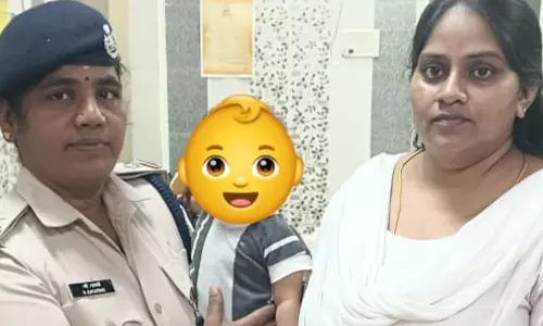 சென்னை: ரெயிலில் அனாதையாக கிடந்த 9 மாத குழந்தை மீட்பு சென்னை: ரெயிலில் அனாதையாக கிடந்த 9 மாத குழந்தை மீட்பு