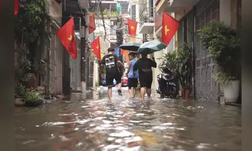 வியட்நாமில் கனமழை, வெள்ளம்; பலி எண்ணிக்கை 90 ஆக உயர்வு