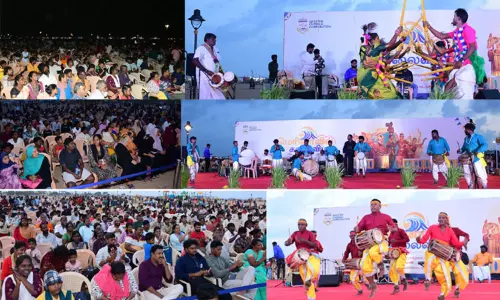 மெரினாவில் நடைபெற்ற தமிழ்நாடு பாரம்பரிய கலை நிகழ்ச்சிகளை ஏராளமானவர்கள் பார்வையிட்டு மகிழ்ந்தனர்