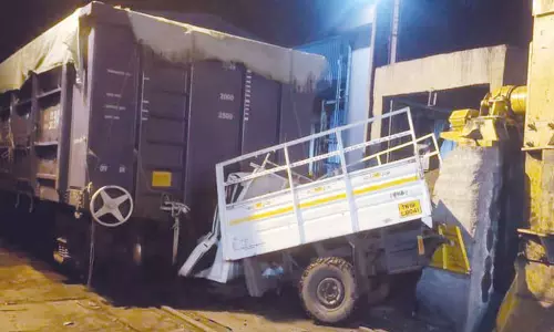 சரக்கு வாகனம் மீது ரெயில் மோதி விபத்து