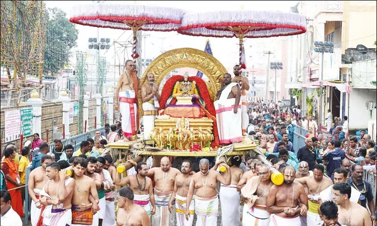 கார்த்திகை பிரம்மோற்சவ விழா:  சூரிய, சந்திர பிரபை வாகனங்களில் பத்மாவதி தாயார் வீதிஉலா