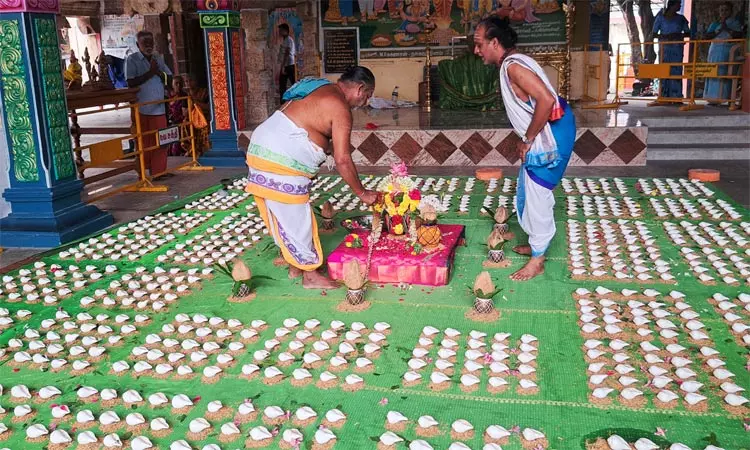 விருதுநகர் சொக்கநாதர் கோவிலில் உலக நன்மை வேண்டி 1008 சங்காபிஷேகம்