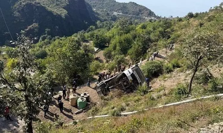 உத்தரகாண்ட்: பள்ளத்தாக்கில் பஸ் கவிழ்ந்து விபத்து - 5 பேர் பலி உத்தரகாண்ட்: பள்ளத்தாக்கில் பஸ் கவிழ்ந்து விபத்து - 5 பேர் பலி