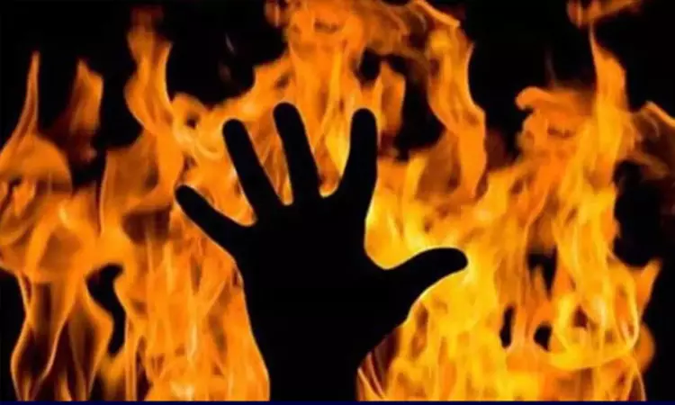 அடிக்கடி தகராறு: கூலி தொழிலாளியை பெட்ரோல் ஊற்றி கொலை செய்த மனைவிகள்