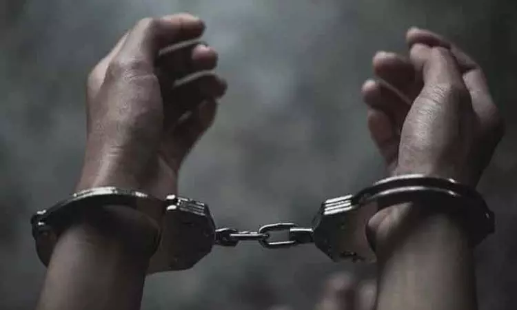 இளம்பெண் குளித்ததை செல்போனில் வீடியோ எடுத்த ஆட்டோ டிரைவர் கைது