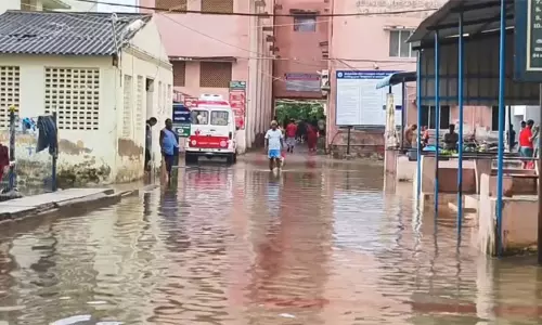 தூத்துக்குடி அரசு மருத்துவமனைக்குள் மழை நீர் புகுந்ததால் நோயாளிகள் அவதி