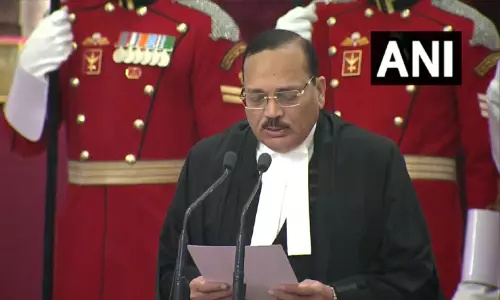 சுப்ரீம் கோர்ட்டு தலைமை நீதிபதியாக பதவியேற்றார் சூர்யகாந்த்