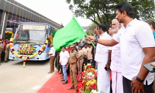 நவீன வசதிகளுடன் அம்பத்தூர் தொழிற்பேட்டை பஸ் நிலையம்: உதயநிதி ஸ்டாலின் திறந்து வைத்தார்