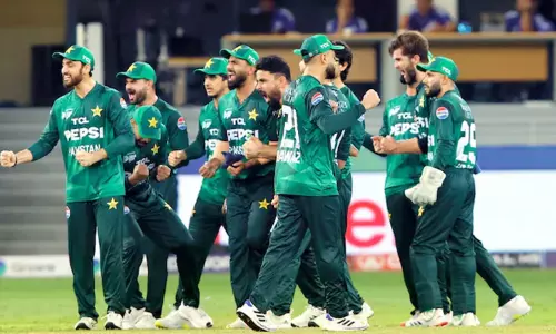 முத்தரப்பு டி20 தொடர்: முதல் அணியாக இறுதிப்போட்டிக்கு முன்னேறிய பாகிஸ்தான் முத்தரப்பு டி20 தொடர்: முதல் அணியாக இறுதிப்போட்டிக்கு முன்னேறிய பாகிஸ்தான்