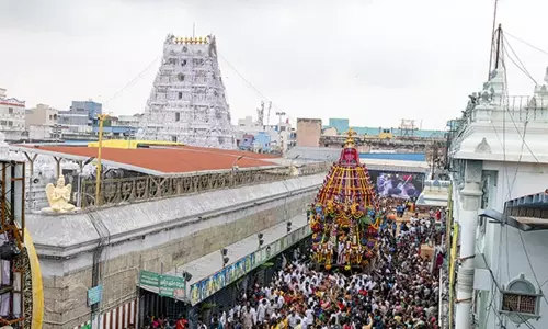 கார்த்திகை பிரம்மோற்சவ விழா: திருச்சானூரில் விமரிசையாக நடைபெற்ற தேரோட்டம் கார்த்திகை பிரம்மோற்சவ விழா: திருச்சானூரில் விமரிசையாக நடைபெற்ற தேரோட்டம்