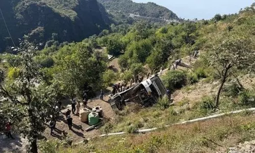 உத்தரகாண்ட்: பள்ளத்தாக்கில் பஸ் கவிழ்ந்து விபத்து - 5 பேர் பலி உத்தரகாண்ட்: பள்ளத்தாக்கில் பஸ் கவிழ்ந்து விபத்து - 5 பேர் பலி