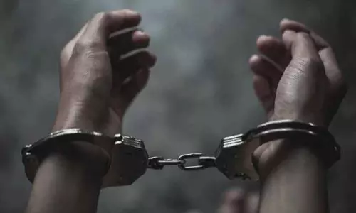 இளம்பெண் குளித்ததை செல்போனில் வீடியோ எடுத்த ஆட்டோ டிரைவர் கைது