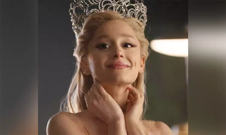 A young man assaulted a famous singer on stage A young man assaulted a famous singer on stage