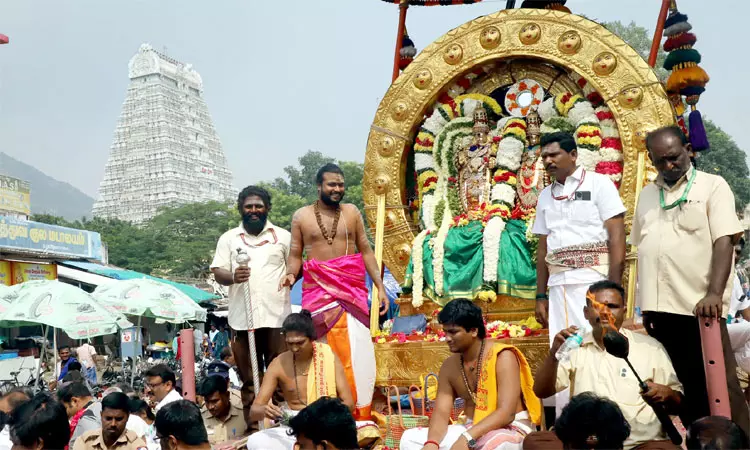 திருவண்ணாமலை தீபத்திருவிழா: தங்க சூரிய பிரபை வாகனத்தில் சந்திரசேகரர் வீதிஉலா