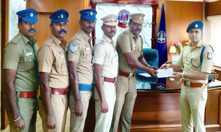 வெடிகுண்டு வழக்கில் தலைமறைவு குற்றவாளிகளை கைது செய்த போலீசார்: தூத்துக்குடி எஸ்.பி. பாராட்டு வெடிகுண்டு வழக்கில் தலைமறைவு குற்றவாளிகளை கைது செய்த போலீசார்: தூத்துக்குடி எஸ்.பி. பாராட்டு