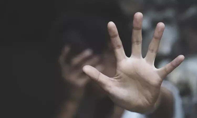 சாலையில் நடந்து சென்ற பெண்ணிடம் தவறாக நடக்க முயன்ற வாலிபர்