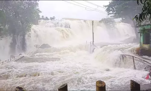 திற்பரப்பு அருவில் வெள்ளப்பெருக்கு ; சுற்றுலா பயணிகள் குளிக்கத்தடை