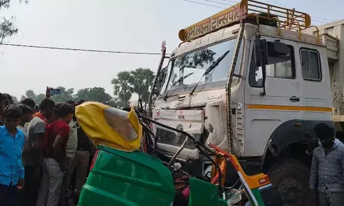 ஆட்டோ மீது லாரி மோதி கோர விபத்து; 6 பேர் பலி